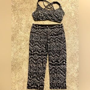 Victoria’s Secret sport matching bra and crop leggings sz M